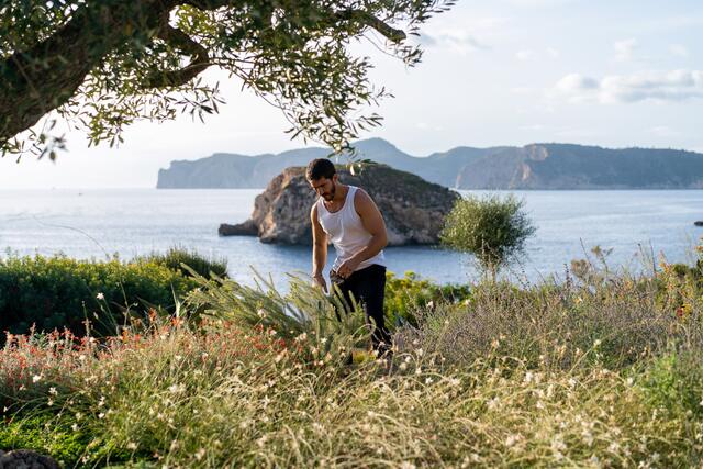 Toni working in the Malgrats garden, by the sea